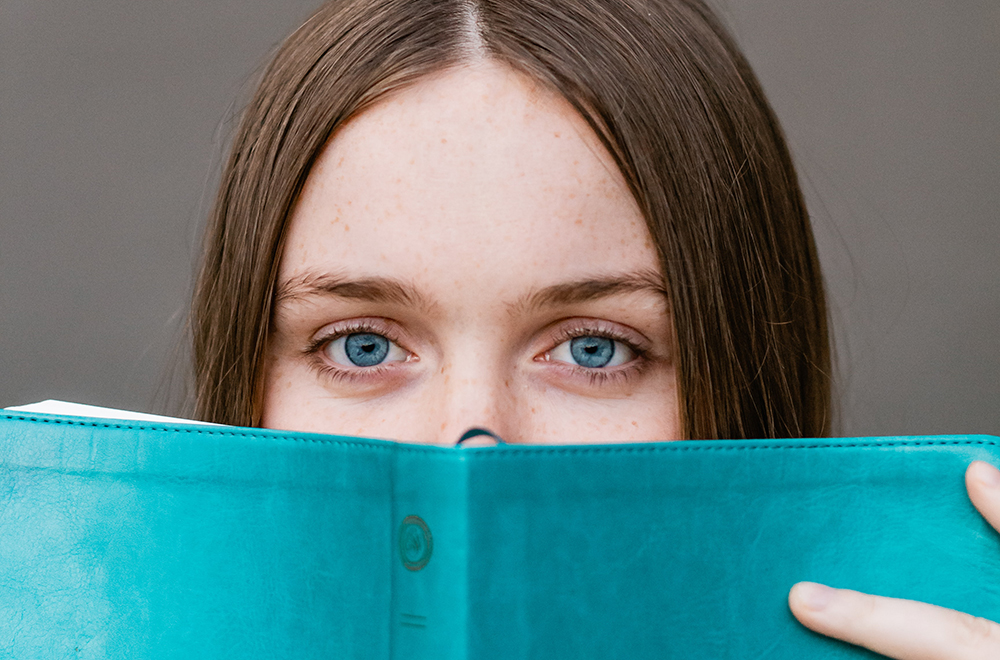 Fata cu cartea in mana.